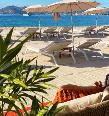 Transats sur la terrasse de l'appart hôtel Villa Garbo Appart Hotel Cannes