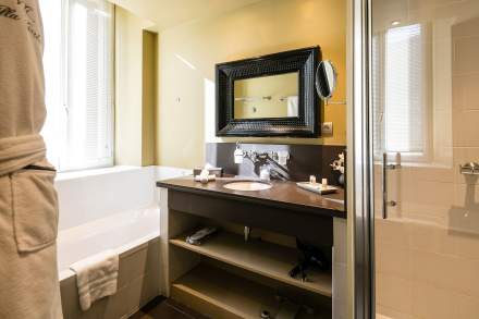 Salle de bain suite Deluxe orange de la Villa Garbo, appart hôtel à Cannes