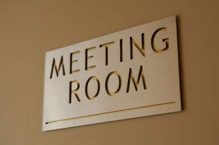 Plaque meeting room de Villa Garbo, Hôtel séminaire à Cannes, salle de réunion